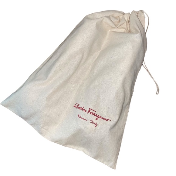 SALVATORE FERRAGAMO Vara Pump Low
Heel Bow Napak Nude Amaretti Size 9.5 C New - Picture 13 of 16